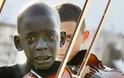 ΣΥΓΚΙΝΗΤΙΚΟ: Ο μικρός Ντιέγκο λυγίζει, καθώς παίζει βιολί στην κηδεία του δάσκαλου του [photos + video]