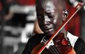 ΣΥΓΚΙΝΗΤΙΚΟ: Ο μικρός Ντιέγκο λυγίζει, καθώς παίζει βιολί στην κηδεία του δάσκαλου του [photos + video] - Φωτογραφία 4