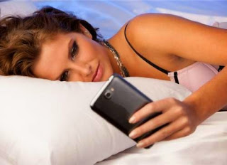 Κοιμάστε με το κινητό; Μήπως είναι επικίνδυνο; - Φωτογραφία 1