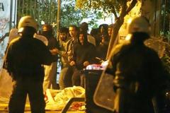 Επεισόδια έξω από το Πολυτεχνείο - Τα ΜΑΤ έριξαν χημικά - Δείτε φωτο