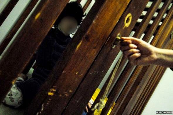 Εικόνες σοκ στα Λεχαινά: Παιδιά με Ειδικές Ανάγκες τα έχουν κλειδωμένα σε κλουβιά [photos] - Φωτογραφία 1