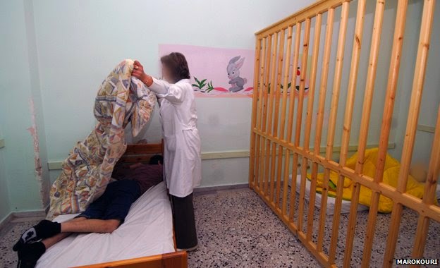 Εικόνες σοκ στα Λεχαινά: Παιδιά με Ειδικές Ανάγκες τα έχουν κλειδωμένα σε κλουβιά [photos] - Φωτογραφία 3