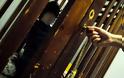 Εικόνες σοκ στα Λεχαινά: Παιδιά με Ειδικές Ανάγκες τα έχουν κλειδωμένα σε κλουβιά [photos]