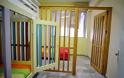 Εικόνες σοκ στα Λεχαινά: Παιδιά με Ειδικές Ανάγκες τα έχουν κλειδωμένα σε κλουβιά [photos] - Φωτογραφία 2