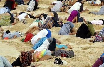 Αυστραλοί χώνουν το κεφάλι τους στην άμμο - Φωτογραφία 1