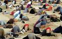 Αυστραλοί χώνουν το κεφάλι τους στην άμμο - Φωτογραφία 2