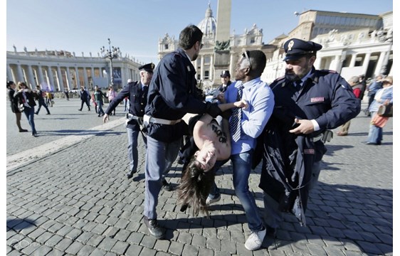 VIDEO &ΦΩΤΟ: Ιταλία - Οι Femen ασχημονούν με τον χριστιανικό σταυρό - Φωτογραφία 11