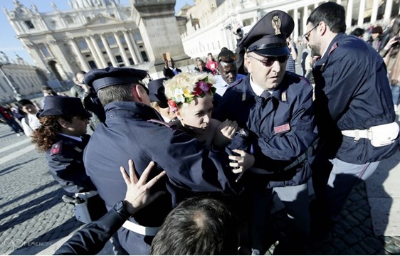 VIDEO &ΦΩΤΟ: Ιταλία - Οι Femen ασχημονούν με τον χριστιανικό σταυρό - Φωτογραφία 14