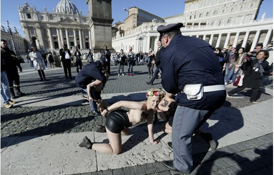 VIDEO &ΦΩΤΟ: Ιταλία - Οι Femen ασχημονούν με τον χριστιανικό σταυρό - Φωτογραφία 15