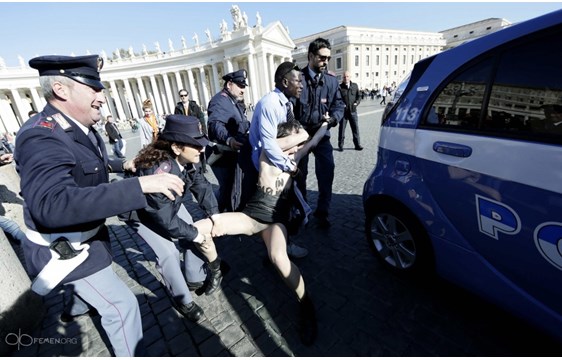 VIDEO &ΦΩΤΟ: Ιταλία - Οι Femen ασχημονούν με τον χριστιανικό σταυρό - Φωτογραφία 18