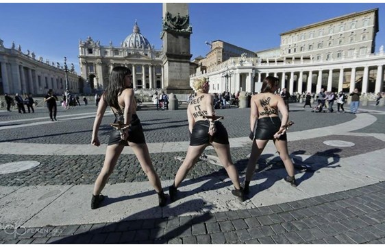 VIDEO &ΦΩΤΟ: Ιταλία - Οι Femen ασχημονούν με τον χριστιανικό σταυρό - Φωτογραφία 2