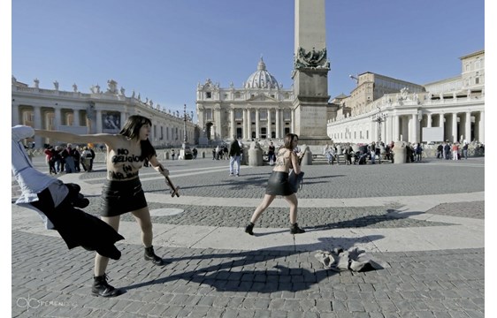 VIDEO &ΦΩΤΟ: Ιταλία - Οι Femen ασχημονούν με τον χριστιανικό σταυρό - Φωτογραφία 3
