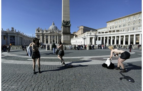 VIDEO &ΦΩΤΟ: Ιταλία - Οι Femen ασχημονούν με τον χριστιανικό σταυρό - Φωτογραφία 4