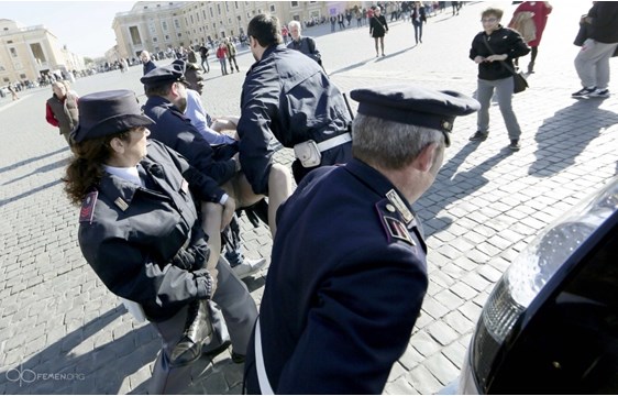 VIDEO &ΦΩΤΟ: Ιταλία - Οι Femen ασχημονούν με τον χριστιανικό σταυρό - Φωτογραφία 7