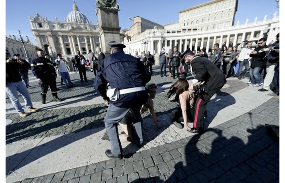 VIDEO &ΦΩΤΟ: Ιταλία - Οι Femen ασχημονούν με τον χριστιανικό σταυρό - Φωτογραφία 8