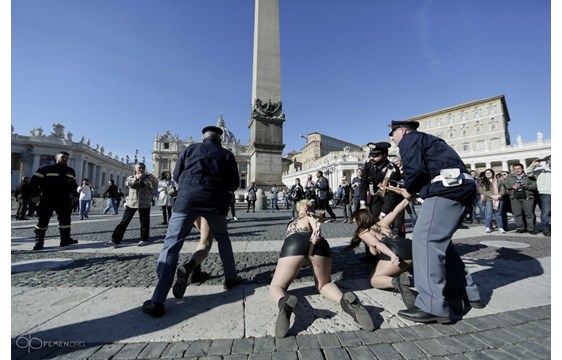 VIDEO &ΦΩΤΟ: Ιταλία - Οι Femen ασχημονούν με τον χριστιανικό σταυρό - Φωτογραφία 9