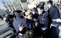 VIDEO &ΦΩΤΟ: Ιταλία - Οι Femen ασχημονούν με τον χριστιανικό σταυρό - Φωτογραφία 14