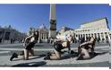 VIDEO &ΦΩΤΟ: Ιταλία - Οι Femen ασχημονούν με τον χριστιανικό σταυρό - Φωτογραφία 5