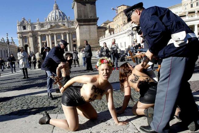 Ξεπέρασαν τα όρια οι Femen: Έβαλαν σταυρούς στα οπίσθια τους - Φωτογραφία 1