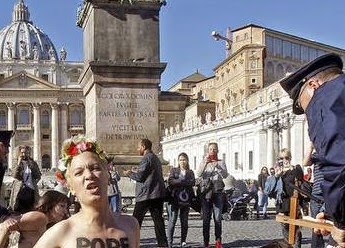 Γυμνή «έφοδος» των Femen στο Βατικανό - Φωτογραφία 1