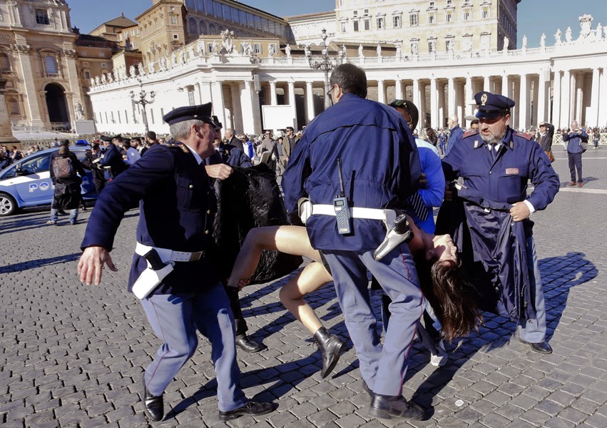 Γυμνή «έφοδος» των Femen στο Βατικανό - Φωτογραφία 2