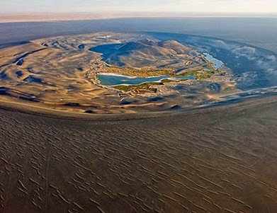 Αυτός ο κρατήρας στην έρημο κρύβει μέσα του κάτι μοναδικό...[photos] - Φωτογραφία 1