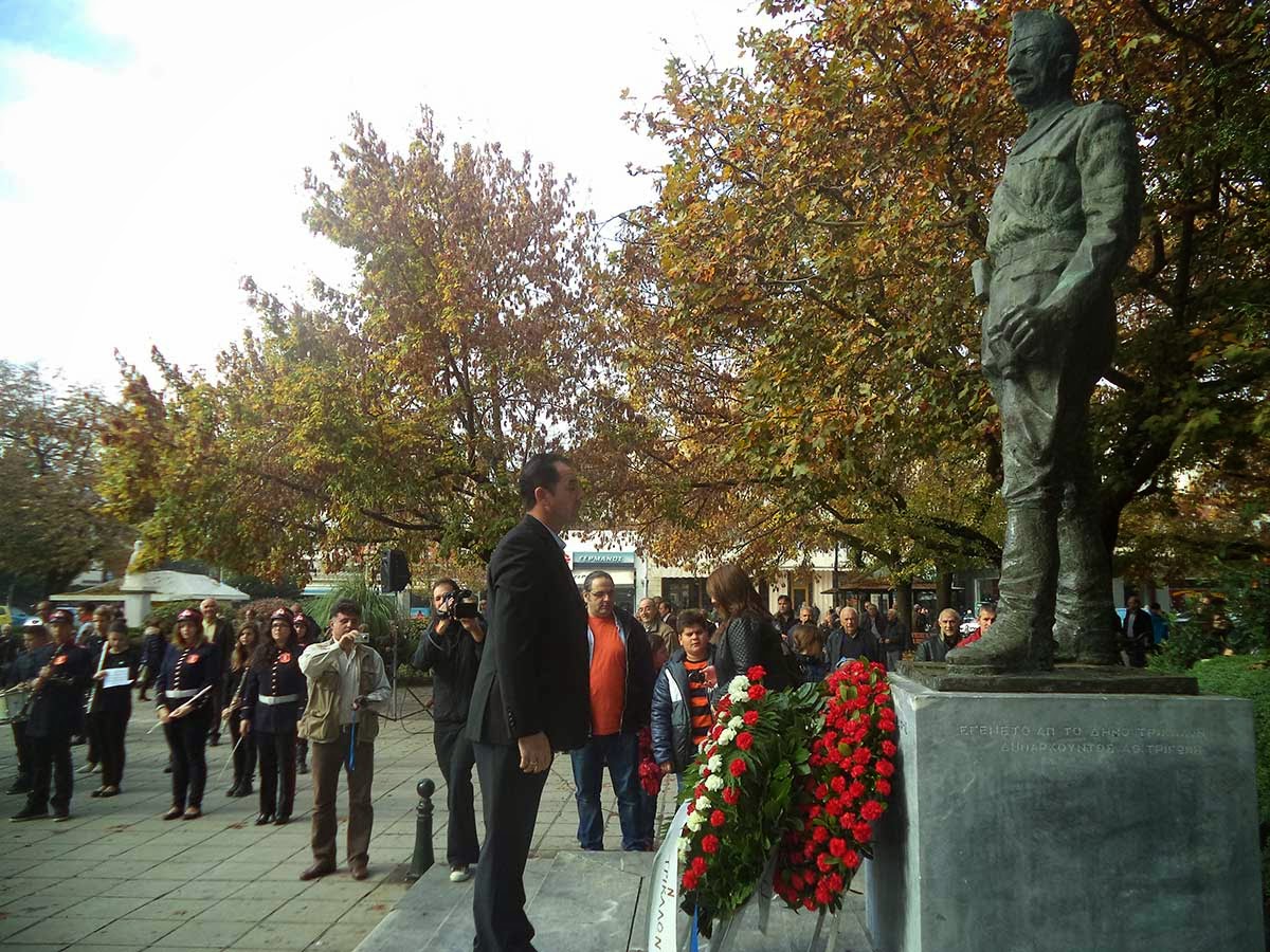 Απίστευτη εικόνα με …3 μόνο καταθέσεις στεφανιών στα Τρίκαλα για την Επέτειο του Πολυτεχνείου - Φωτογραφία 1