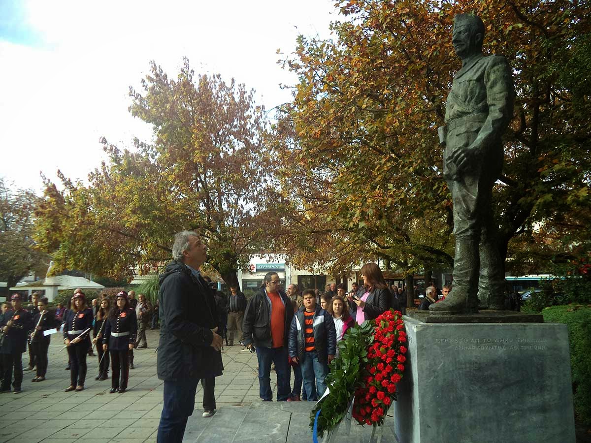 Απίστευτη εικόνα με …3 μόνο καταθέσεις στεφανιών στα Τρίκαλα για την Επέτειο του Πολυτεχνείου - Φωτογραφία 3