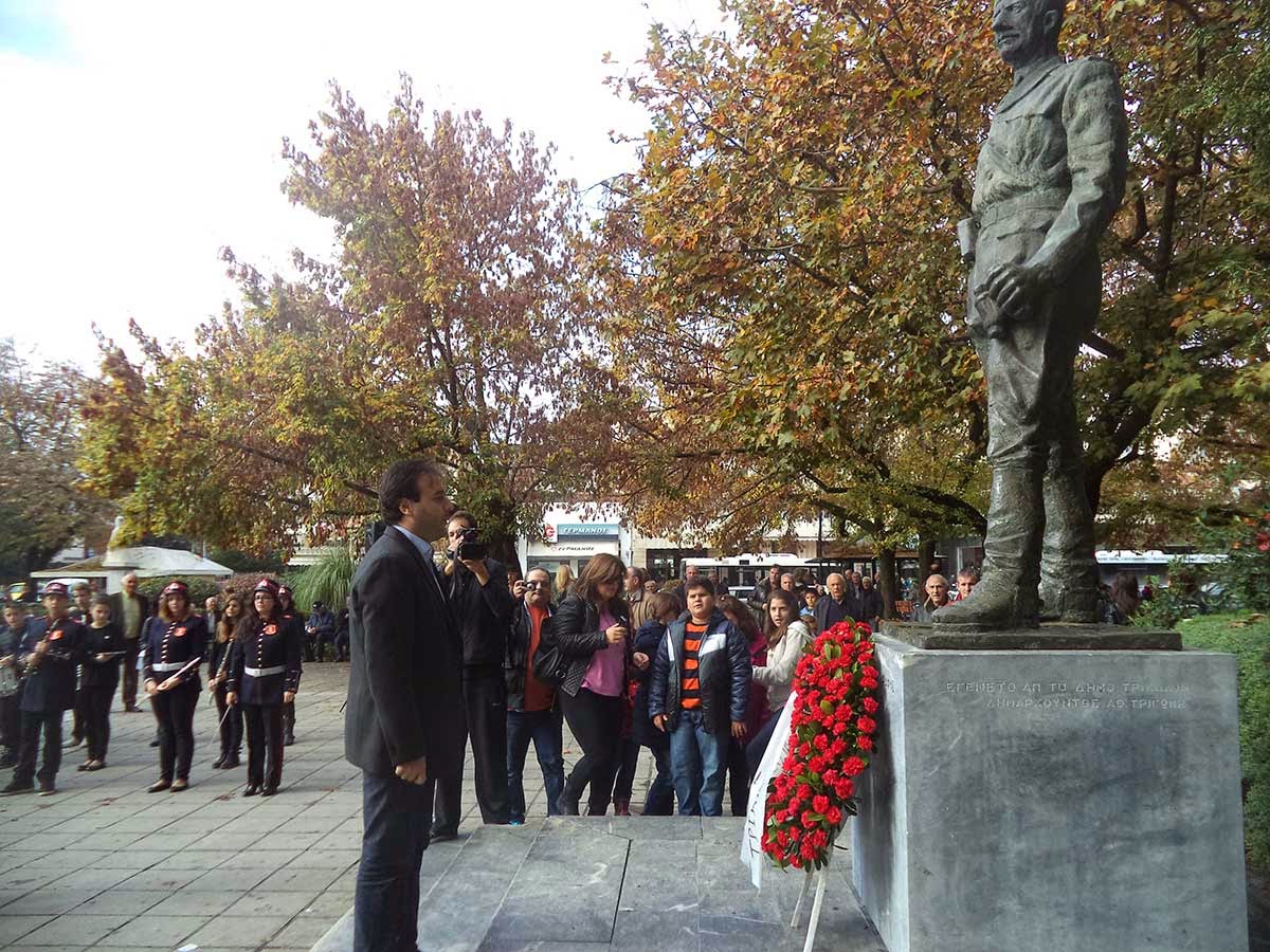 Απίστευτη εικόνα με …3 μόνο καταθέσεις στεφανιών στα Τρίκαλα για την Επέτειο του Πολυτεχνείου - Φωτογραφία 4