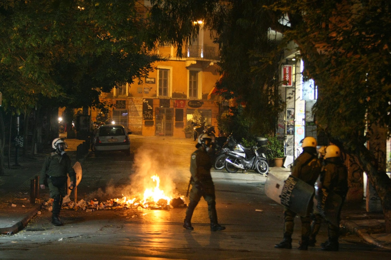 Χάος τη νύχτα στα Εξάρχεια - Πολίτες πετούσαν από τα μπαλκόνια γλάστρες στα ΜΑΤ - Φωτογραφία 2