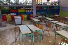 Μαθητές παίζουν κάτω απο σκαλωσιές σε σχολείο στα Χανιά - Σοβάδες και νερά το... μάθημά τους [photos]