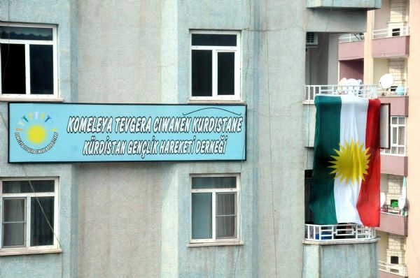 Υψηλός πυρετός στην Άγκυρα - Μεγάλη σημαία ύψωσαν οι Κούρδοι στο Ντιγιιαρμπακίρ - Φωτογραφία 2