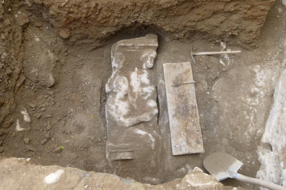 Βρέθηκε τμήμα επιτύμβιας στήλης στον Κεραμεικό [photo] - Φωτογραφία 1