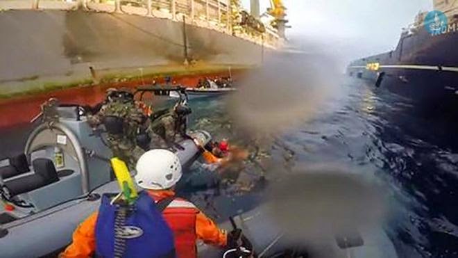 ΠΡΑΓΜΑΤΙΚΗ ΝΑΥΜΑΧΙΑ μεταξύ της Greenpeace και του ισπανικού πολεμικού ναυτικού - Τραυματίστηκαν 4 κοπέλες της οργάνωσης [video] - Φωτογραφία 1