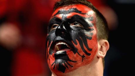 Προκάλεσαν και στη Γένοβα οι Αλβανοί -Εβγαλαν ξανά σημαίες της «Μεγάλης Αλβανίας» - Φωτογραφία 4