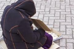 ΟΡΓΗ προκαλεί η ζητιάνα που ικετεύει για λίγα χρήματα, αλλά βγάζει από τα ρούχα της ένα iPhone [photos]