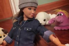 Αυτή είναι η «κανονική Barbie» με φυσιολογικές αναλογίες, κυτταρίτιδα και ουλές [video + photos]