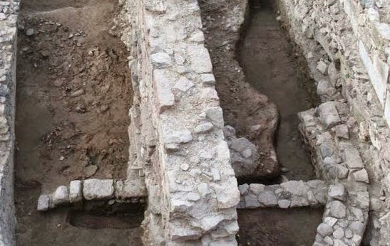 Σημαντικά αρχαιολογικά ευρήματα στη Μυτιλήνη...Στo χώρο του «Ιερού της Κυβέλης» [photos] - Φωτογραφία 1