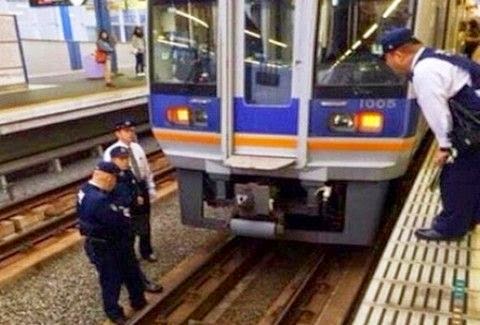 Γυναίκα ΑΥΤΟΚΤΟΝΕΙ πέφτοντας στις γραμμές τρένου αλλά το σώμα της... [photo] - Φωτογραφία 1