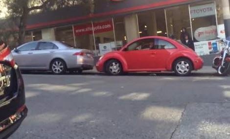 Ποιος είπε πως μόνο οι γυναίκες είναι άχρηστες στο παρκάρισμα; Δείτε έναν άντρα που... ακόμα προσπαθεί [video] - Φωτογραφία 1
