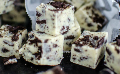 Η συνταγή της ημέρας: Σοκολατάκια με γεμιστά μπισκότα και λευκή σοκολάτα - Φωτογραφία 1