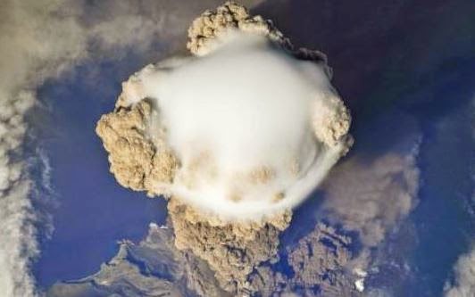 ΜΟΝΑΔΙΚΟ ΘΕΑΜΑ: Δείτε πως είναι μια έκρηξη ηφαιστείου από το διάστημα [video] - Φωτογραφία 1