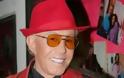 Αυτή είναι η νέα εκκεντρική εμφάνιση του Γιάννη Φλωρινιώτη, με δερμάτινα, κόκκινο καπέλο και γραβάτα  [photos] - Φωτογραφία 2