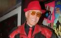 Αυτή είναι η νέα εκκεντρική εμφάνιση του Γιάννη Φλωρινιώτη, με δερμάτινα, κόκκινο καπέλο και γραβάτα  [photos] - Φωτογραφία 3