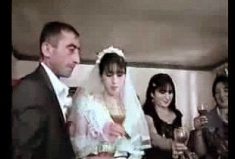 Θα κλάψετε από τα γέλια: Ο γαμπρός και η νύφη προσπαθούν να πιουν κρασί σταυρωτά...Το αποτέλεσμα είναι ΑΠΟΛΑΥΣΤΙΚΟ! [Video] - Φωτογραφία 1