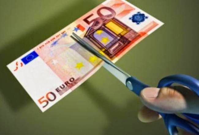 Μαχαίρι στις κύριες συντάξεις ως 1 δις ευρώ απαιτεί η τρόικα - Φωτογραφία 1