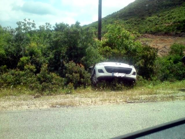 Πάτρα: Τροχαίο ατύχημα στα Ροΐτικα με εκτροπή οχήματος - Τραυματίστηκε ο οδηγός - Φωτογραφία 1