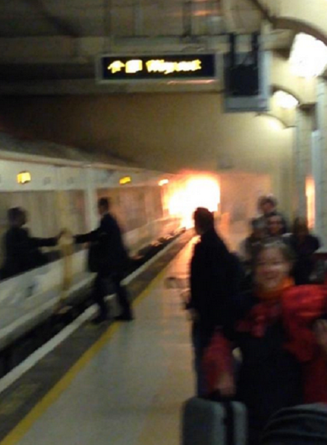 Πανικός από πυρκαγιά σε σταθμό του μετρό στο Λονδίνο - Φωτογραφία 2