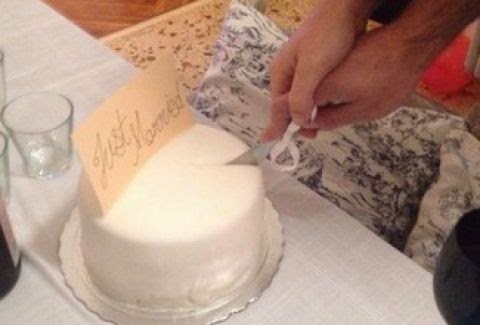 Ποιος πασίγνωστος Έλληνας συγγραφέας παντρεύτηκε τον αγαπημένο του και κόβει τη γαμήλια τούρτα; [photo] - Φωτογραφία 1