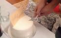 Ποιος πασίγνωστος Έλληνας συγγραφέας παντρεύτηκε τον αγαπημένο του και κόβει τη γαμήλια τούρτα; [photo]